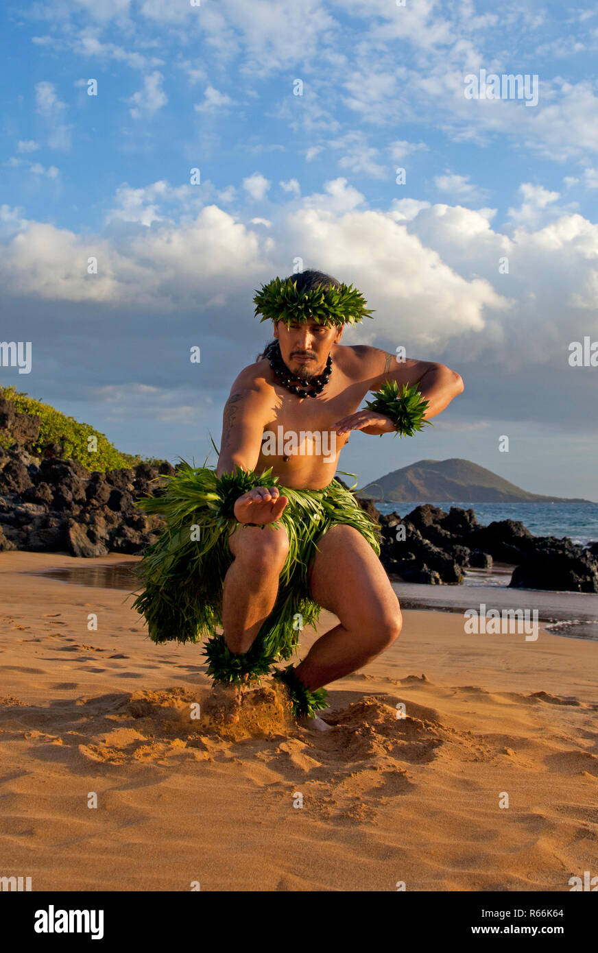 Danseuse de Hula sur la plage de Maui, Hawaii. Banque D'Images