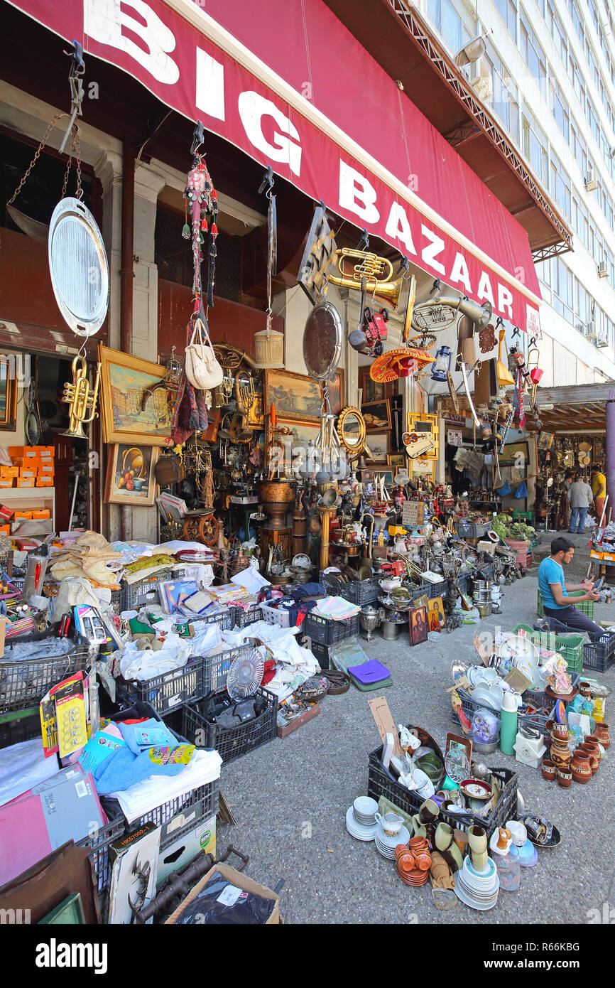Athènes, Grèce - 05 MAI : Big Bazar Magasin d'antiquités à Athènes le 05 mai 2015. Knick Knack de seconde main boutique au marché central à Athènes, Grèce. Banque D'Images