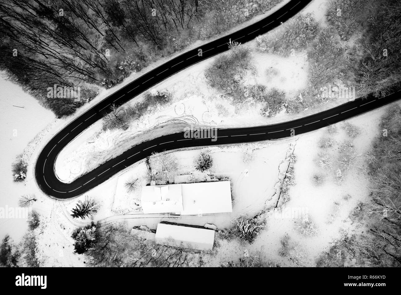 Vue aérienne d'une route de montagne en hiver prises en Autriche avec un drone,copter Banque D'Images