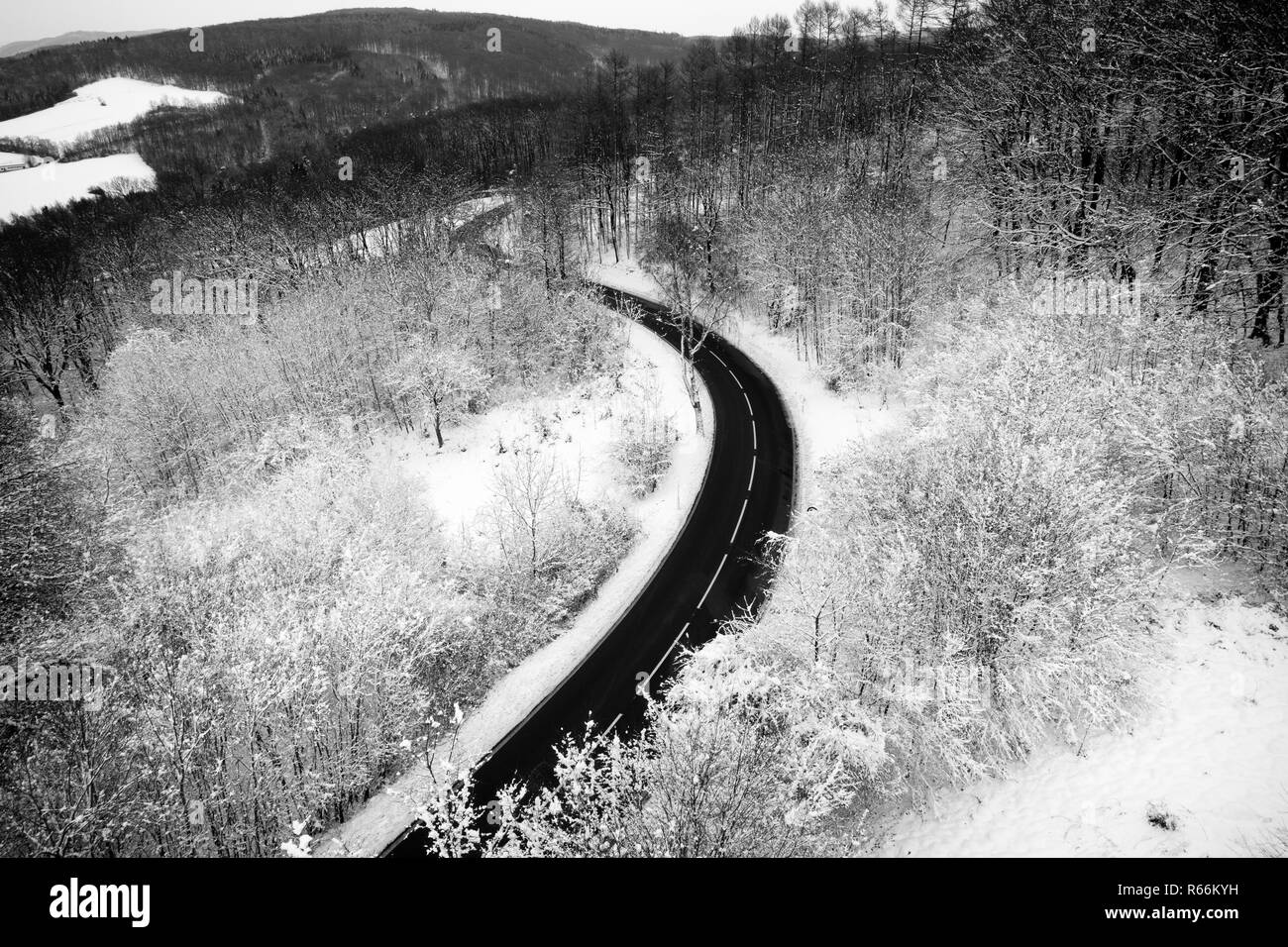 Vue aérienne d'une route de montagne en hiver prises en Autriche avec un drone,copter Banque D'Images