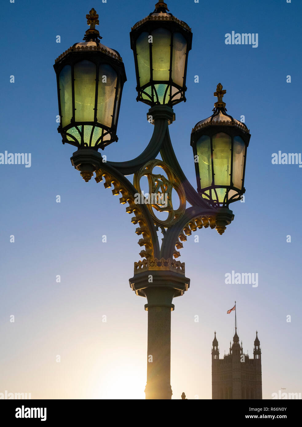 Vieille lampe et le parlement avec flag flying, Londres, Royaume-Uni. Banque D'Images