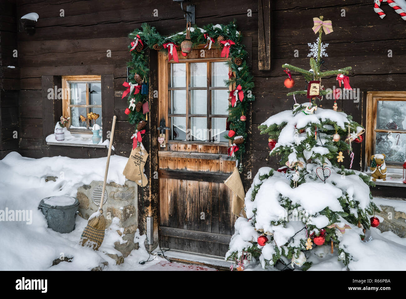 Porte avec des décorations de Noël Banque D'Images