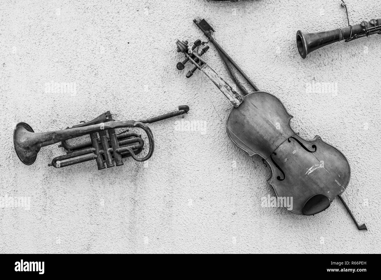 Instruments de musique style rétro suspendu à un mur, un musical vintage vue d'un violon et d'une vieille trompette nous transportant autour de l'histoire pour les anciens temps Banque D'Images