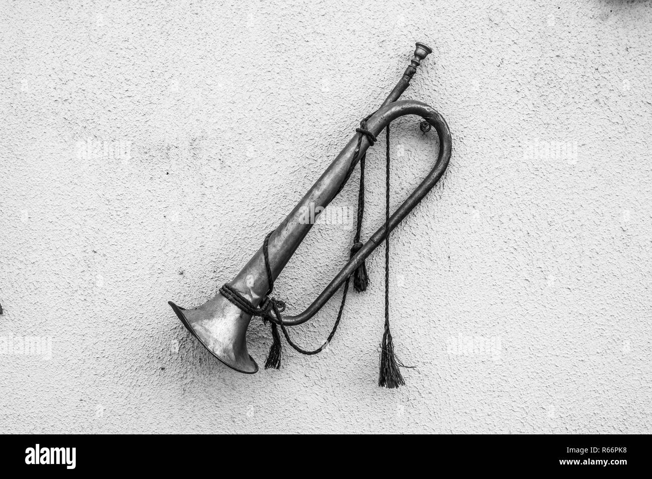 Instruments de musique style rétro suspendu à un mur, un musical vintage voir d'une vieille trompette nous transportant autour de l'histoire pour les anciens temps Banque D'Images