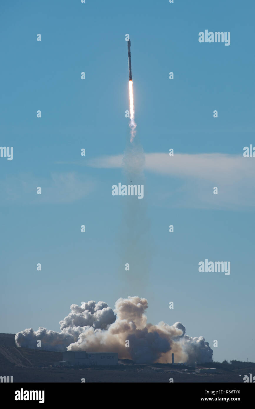 Une fusée SpaceX Falcon 9, portant les vols habités de SSO-A : Express SmallSat, lance à partir de l'espace complexe de lancement-4E à Vandenberg Air Force Base, CA, le 3 décembre 2018 à 10 h 34 HNP. (U.S. Air Force photo de Michael Peterson/libérés) Banque D'Images