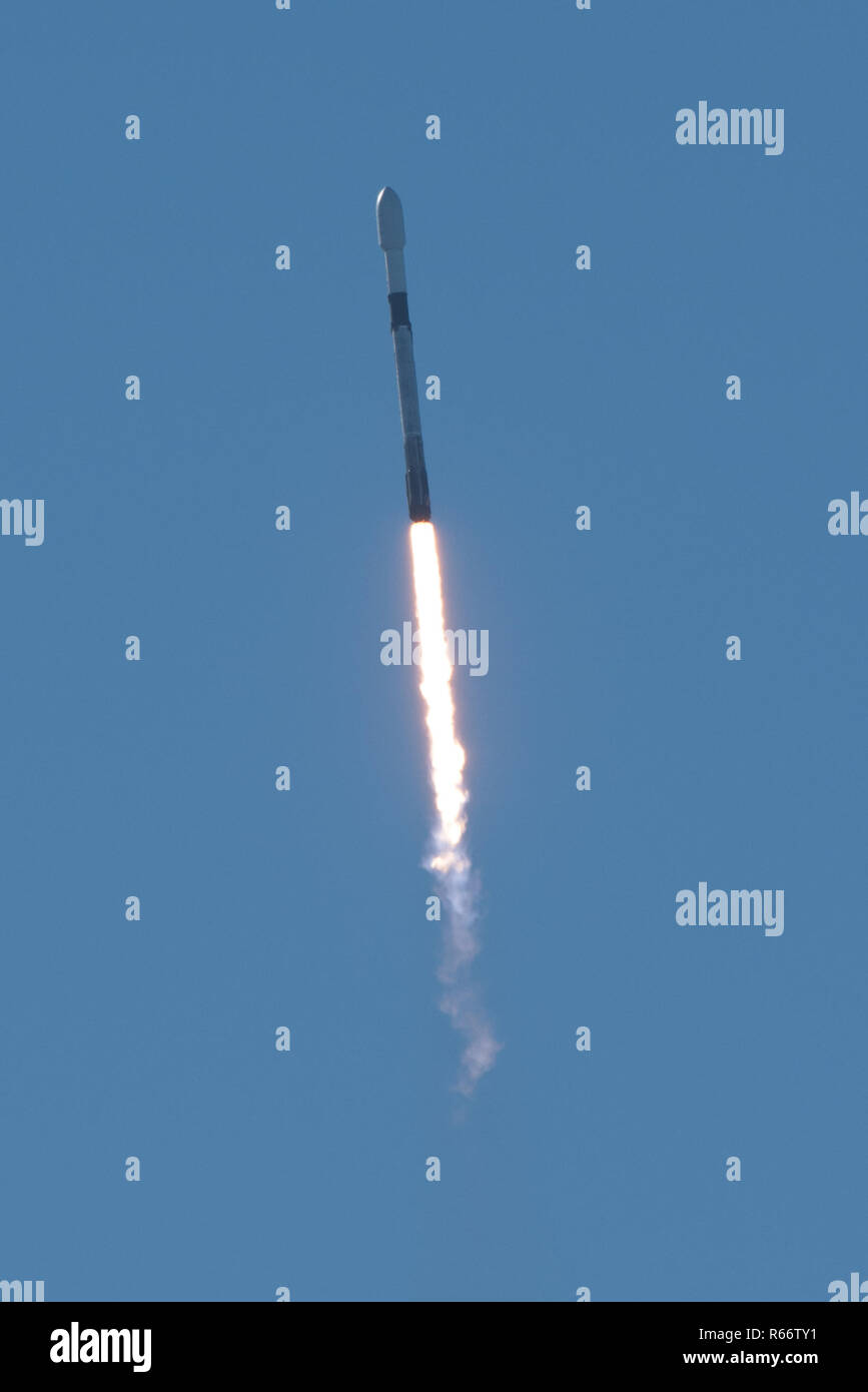 Une fusée SpaceX Falcon 9, portant les vols habités de SSO-A : Express SmallSat, lance à partir de l'espace complexe de lancement-4E à Vandenberg Air Force Base, CA, le 3 décembre 2018 à 10 h 34 HNP. (U.S. Air Force photo de Michael Peterson/libérés) Banque D'Images