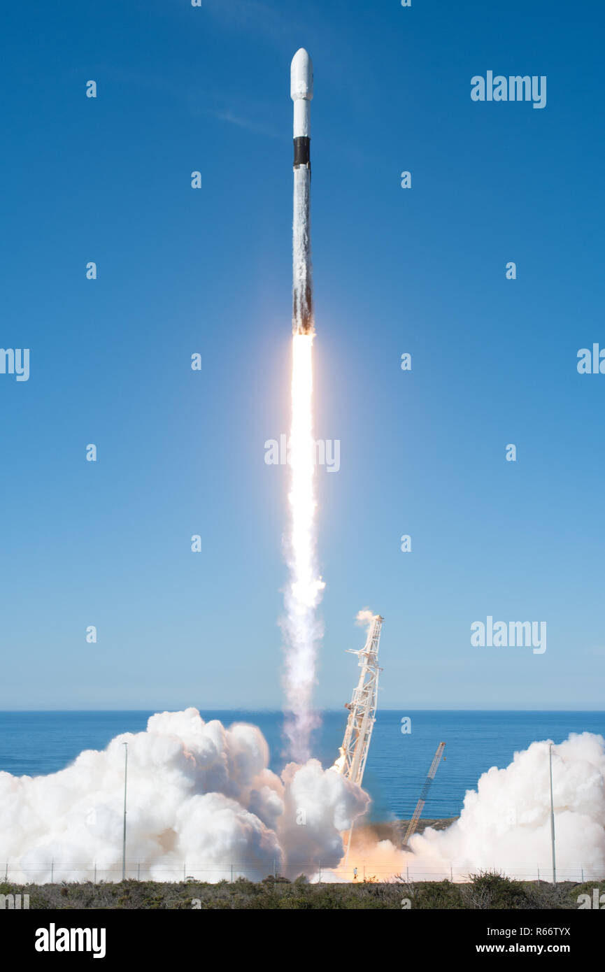 Une fusée SpaceX Falcon 9, portant les vols habités de SSO-A : Express SmallSat, lance à partir de l'espace complexe de lancement-4E à Vandenberg Air Force Base, CA, le 3 décembre 2018 à 10 h 34 HNP. (U.S. Air Force photo par Joe Davila/libérés) Banque D'Images