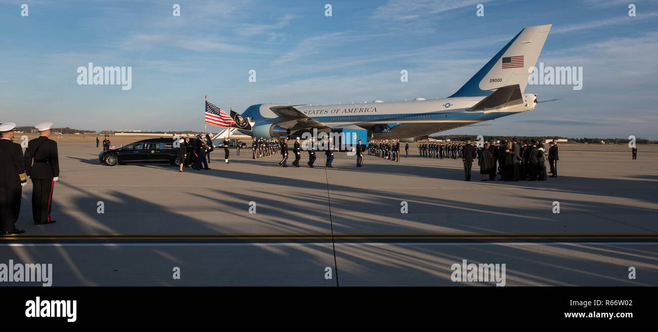 George H. W. Funérailles d'état de Bush a lieu le Joint Base Andrews, dans le Maryland, le 3 décembre 2018. Près de 4 000 militaires et civils de partout dans toutes les branches des forces armées américaines, y compris les réserves et les composants de la Garde nationale, à condition que l'appui de cérémonie au cours de George H. W. Bush, le 41e président des États-Unis funérailles d'état. (U.S. Air Force photo par un membre de la 1re classe Michael S. Murphy) Banque D'Images
