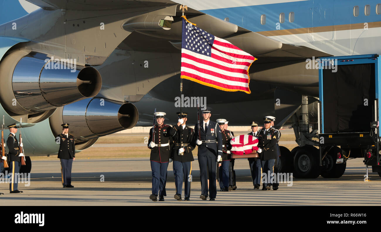 Les membres du service des États-Unis portent le cercueil du Président George H. W. Bush à Joint Base Andrews (Maryland), 03 Décembre, 2018. Le personnel civil et militaire affecté à la force opérationnelle Force-National la capitale nationale a fourni des affaires civiles et de cérémonie au cours de soutien le président George H. W. Funérailles d'état de Bush. (Photo de la défense de l'Armée américaine par la FPC. Katelyn étrange) Banque D'Images