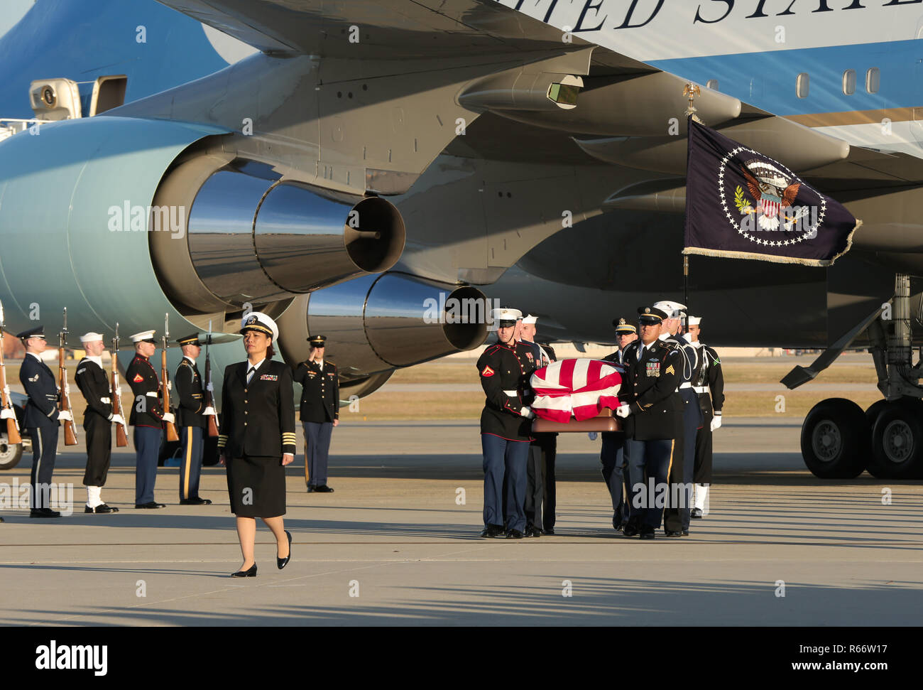 Les membres du service des États-Unis portent le cercueil du Président George H. W. Bush à Joint Base Andrews (Maryland), 03 Décembre, 2018. Le personnel civil et militaire affecté à la force opérationnelle Force-National la capitale nationale a fourni des affaires civiles et de cérémonie au cours de soutien le président George H. W. Funérailles d'état de Bush. (Photo de la défense de l'Armée américaine par la FPC. Katelyn étrange) Banque D'Images