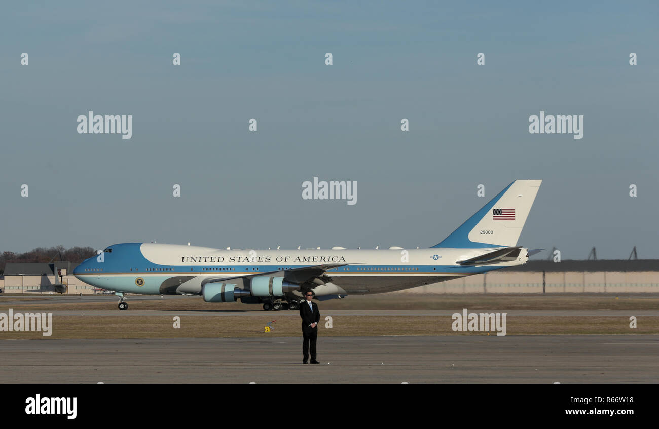 Un VC-25A, transportant la famille du Président George H. W. Bush, atterrit à Joint Base Andrews (Maryland), 03 Décembre, 2018. Le personnel civil et militaire affecté à la force opérationnelle Force-National la capitale nationale a fourni des affaires civiles et de cérémonie au cours de soutien le président George H. W. Funérailles d'état de Bush. (Photo de la défense de l'Armée américaine par la FPC. Katelyn étrange) Banque D'Images