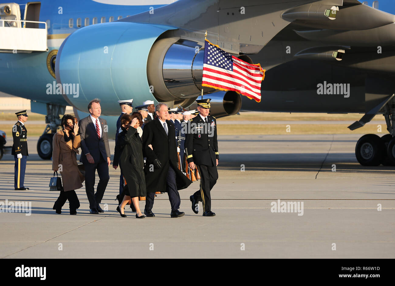 L'ancien président, George W. Bush, avec son épouse Laura Bush, terrain sur piste avec la famille et les amis à Joint Base Andrews (Maryland), 03 Décembre, 2018. Le personnel civil et militaire affecté à la Force opérationnelle- Région de la capitale nationale a fourni des affaires civiles et de cérémonie au cours de soutien le président George H. W. Funérailles d'état de Bush. (Photo de la défense de l'Armée américaine par la FPC. Caeli Morris) Banque D'Images