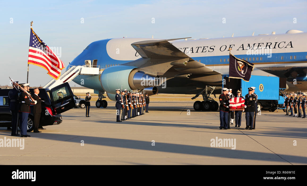 Le service américain mambers avec la garde d'honneur cérémonie portent le cercueil de George H. W. Bush, le 41e président des États-Unis, Joint Base Andrews (Maryland), 03 Décembre, 2018. Le personnel civil et militaire affecté à la Force opérationnelle- Région de la capitale nationale a fourni des affaires civiles et de cérémonie au cours de soutien le président George H. W. Funérailles d'état de Bush. (Photo de la défense de l'Armée américaine par la FPC. Caeli Morris) Banque D'Images