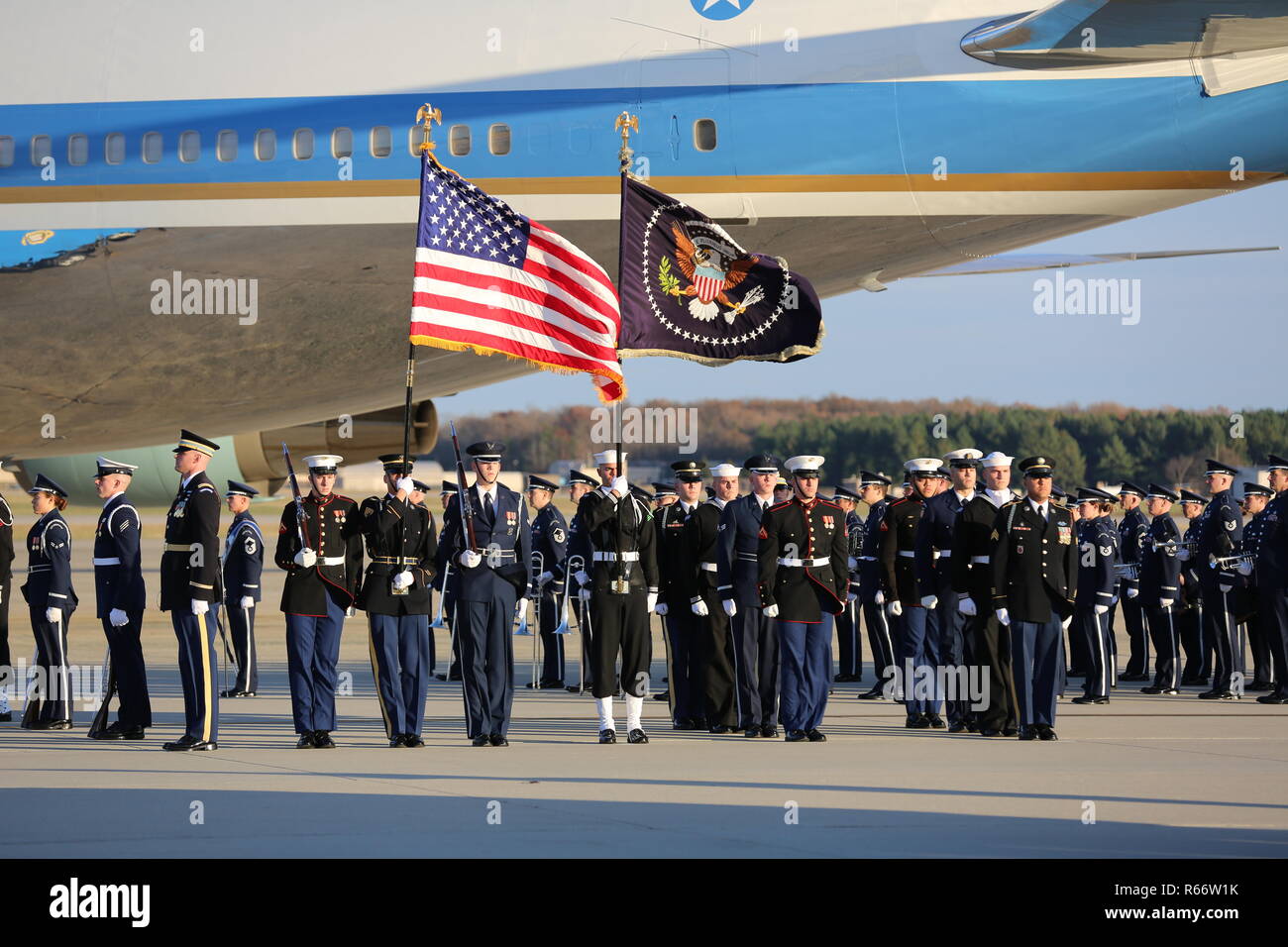 Le service américain mambers de même que la cérémonie sur la garde d'honneur de l'US Air Force et soutien de l'approvisionnement de la bande de joint Base Andrews (Maryland), 03 Décembre, 2018. Le personnel civil et militaire affecté à la Force opérationnelle- Région de la capitale nationale a fourni des affaires civiles et de cérémonie au cours de soutien le président George H. W. Funérailles d'état de Bush. (Photo de la défense de l'Armée américaine par la FPC. Caeli Morris) Banque D'Images