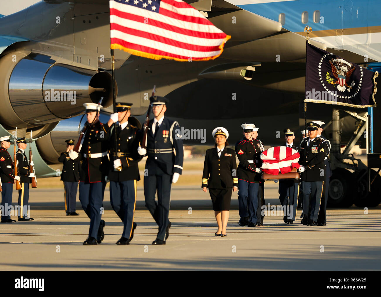 Le transfert des membres du service des États-Unis reste de l'ancien président George H. W. Bush le Joint Base Andrews (Maryland), 03 Décembre, 2018. Le personnel civil et militaire affecté à la force opérationnelle Force-National la capitale nationale a fourni des affaires civiles et de cérémonie au cours de soutien le président George H. W. Funérailles d'état de Bush. (Photo de la défense de l'Armée américaine par la FPC. Elie Foster) Banque D'Images