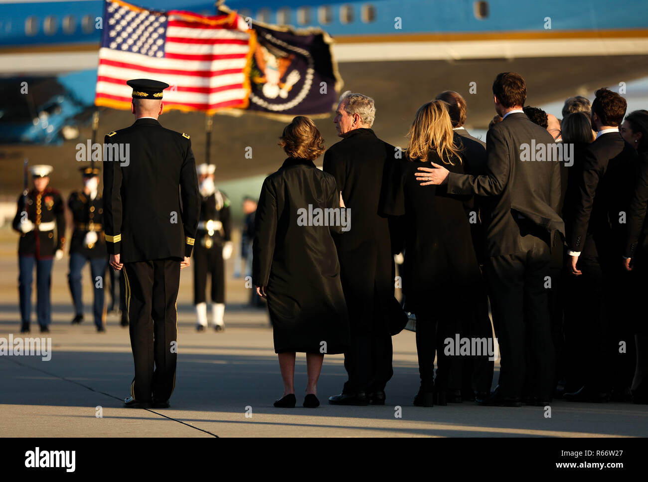 L'ancien président, George Bush et son épouse, Laura Bush land sur la piste avec parents et amis au Joint Base Andrews (Maryland), 03 Décembre, 2018. Le personnel civil et militaire affecté à la force opérationnelle Force-National la capitale nationale a fourni des affaires civiles et de cérémonie au cours de soutien le président George H. W. Funérailles d'état de Bush. (Photo de la défense de l'Armée américaine par la FPC. Elie Foster) Banque D'Images