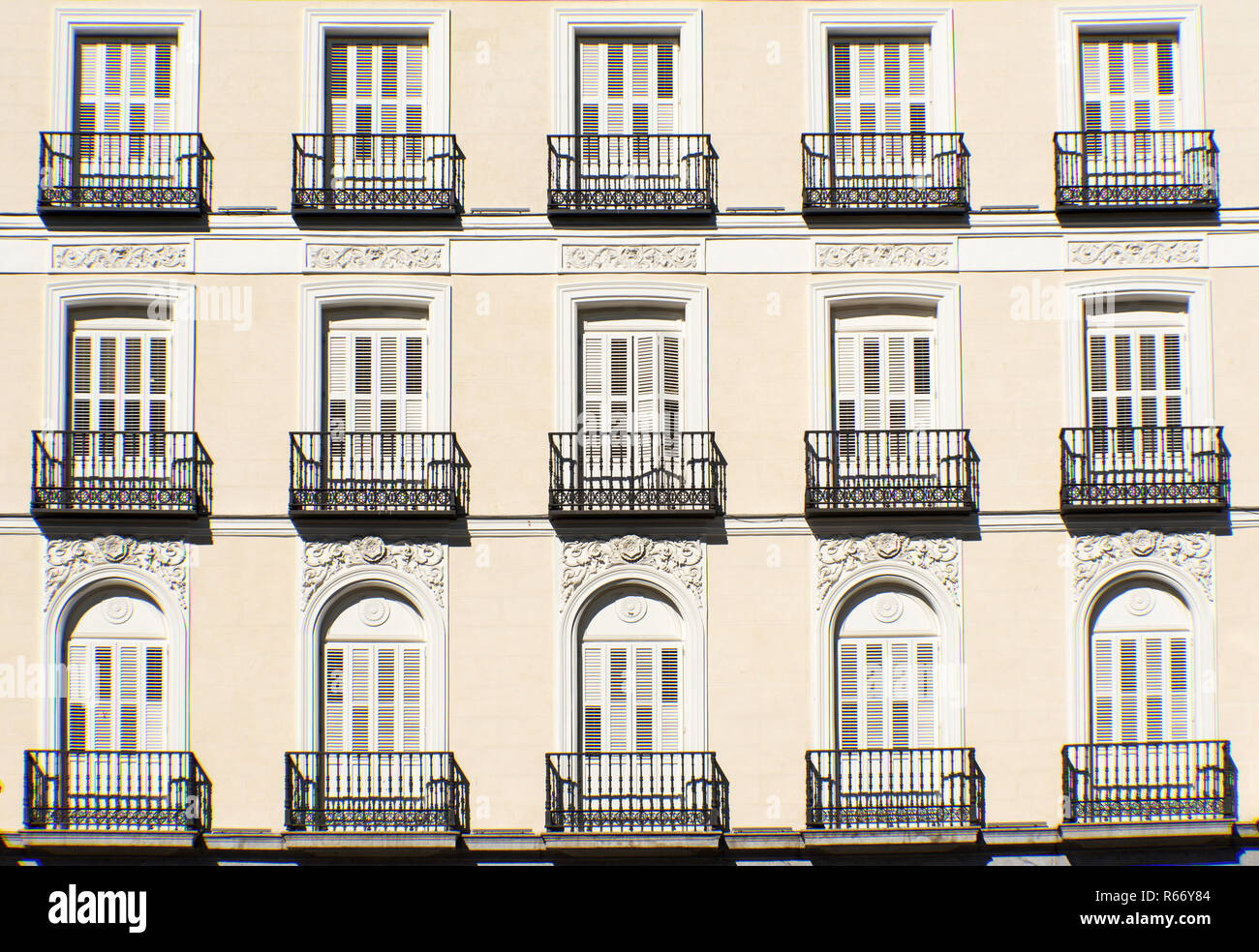 Typische Hausfassade mit Balkonen gesehen à Madrid, Espagne Banque D'Images