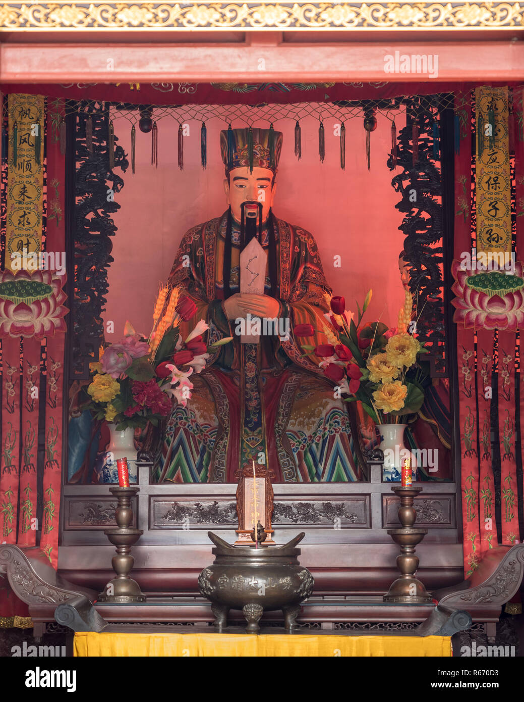 Statue sur l'autel du temple Taoïste à Qingdao Laoshan près de Banque D'Images