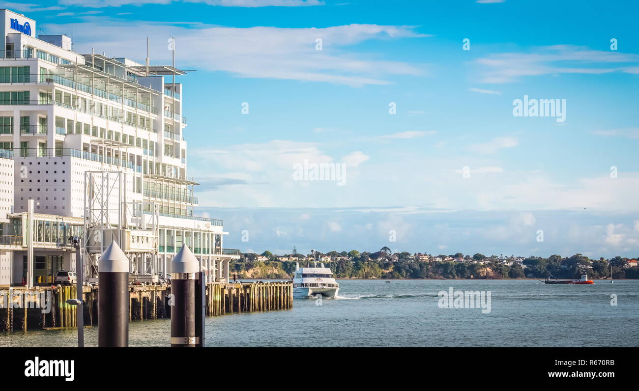 Auckland, Nouvelle-Zélande - 29 novembre 2017 : Princes Wharf donnant sur le port de Waitemata depuis le front de mer. Banque D'Images