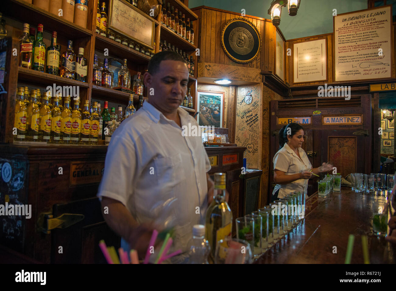 La préparation pour faire les mojitos à La Bodeguita del Medio rendu célèbre par Ernest Hemingway. Banque D'Images