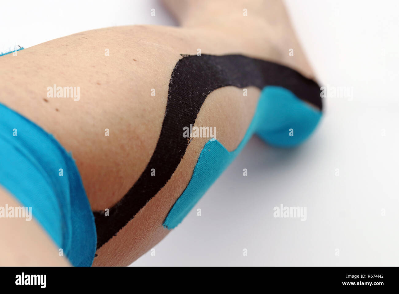 Bandage bande sur la jambe d'une femme. kinesio tape sur la jambe. bande de pavage en médecine du sport Banque D'Images