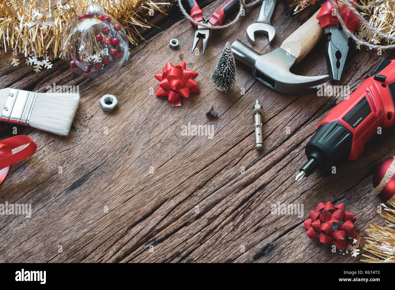 Joyeux Noel Et Bonne Annees La Construction Du Concept De Base D Outils Tres Pratique Maison Pratique Bricolage Fixer Outils Pratiques Avec Decoration De Noel O Photo Stock Alamy