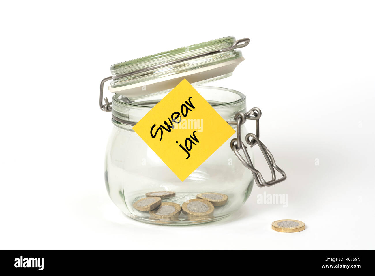 Jure jar. Pot de rangement en verre avec une livre britannique et l'usure des pièces mots 'spot' sur jaune post-it. Isolé en studio sur fond blanc Banque D'Images