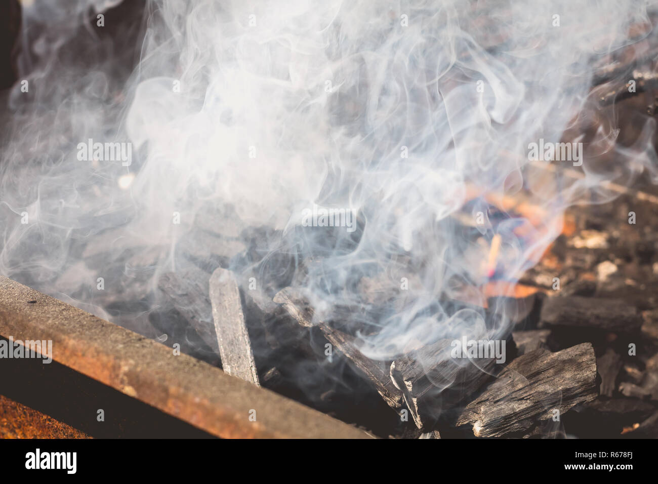 Un vieux barbecue cuisson rouillé quand l'éclairage de jardin Banque D'Images