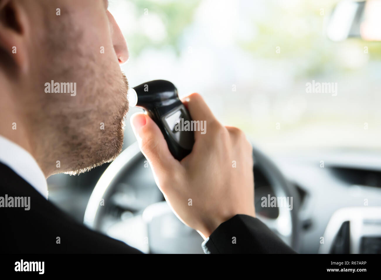 Test de l'homme Prise d'alcool Banque D'Images