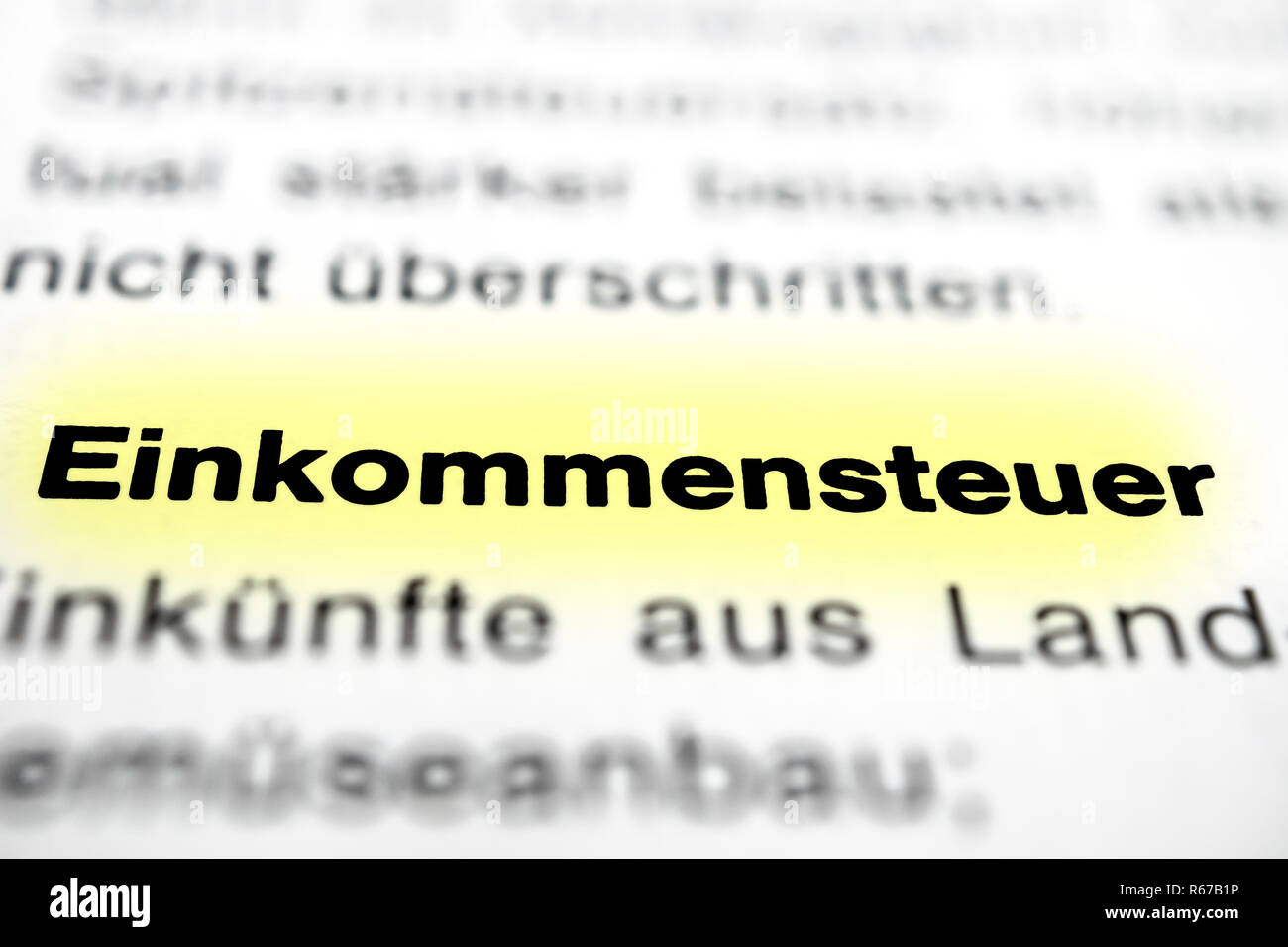 À la page de texte en surbrillance de l'impôt sur le gros plan horizontal Banque D'Images