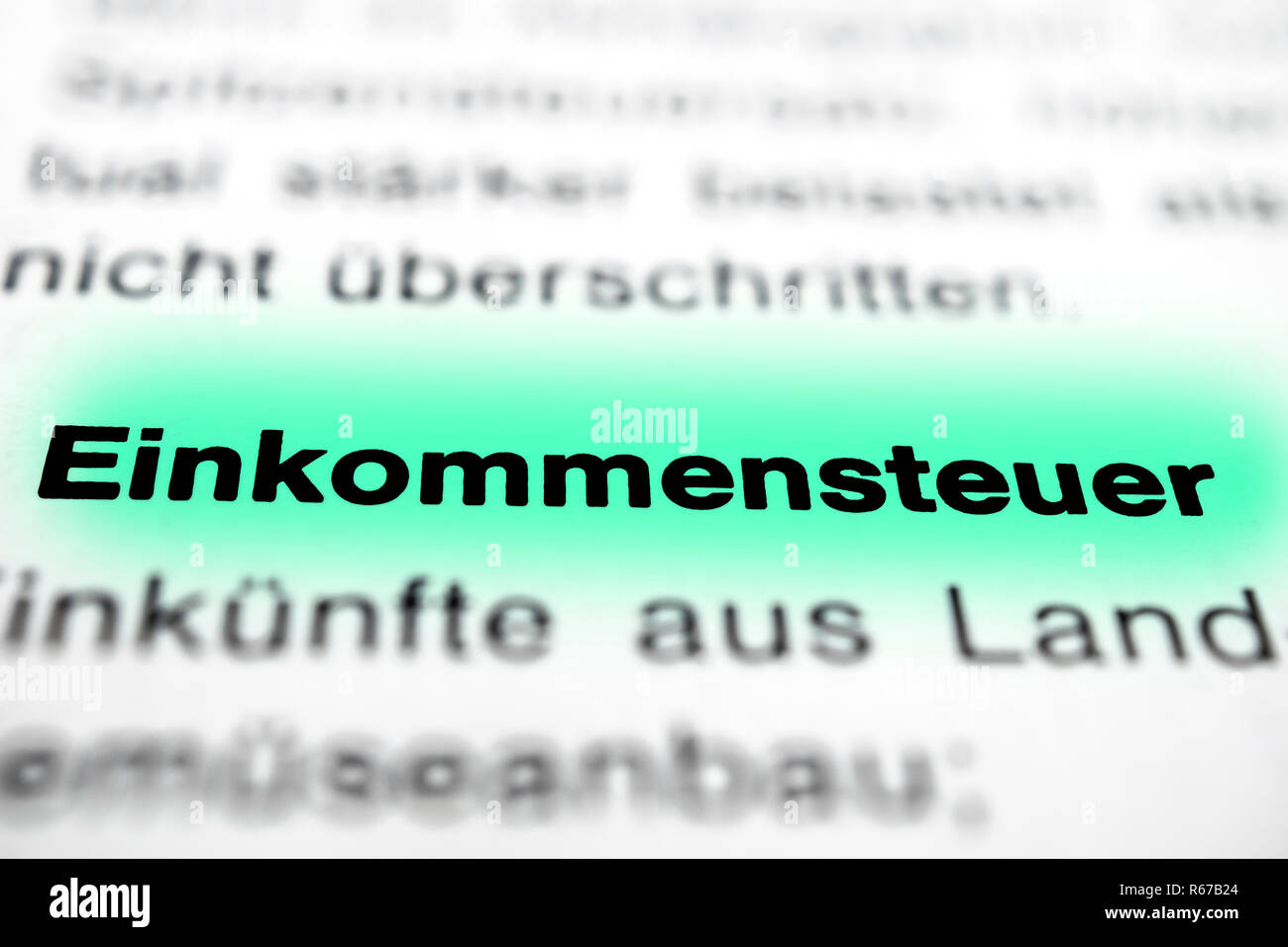 À la page de texte en surbrillance de l'impôt sur le gros plan horizontal Banque D'Images
