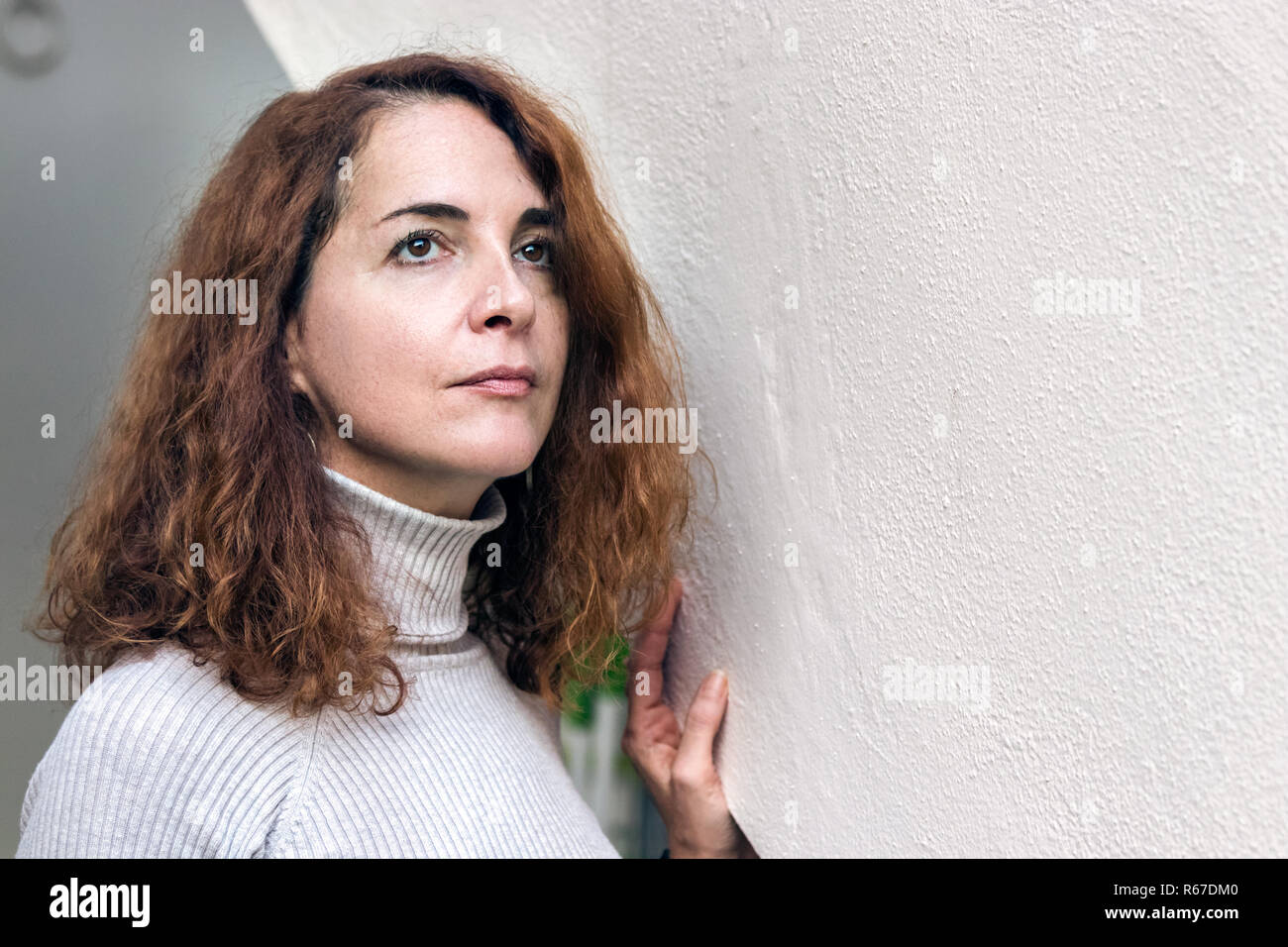 Portrait of a young woman, 47 ans, à la suite, vue de profil, confidente, pensive, à l'extérieur. Banque D'Images