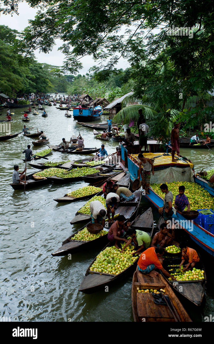 Kirtipasha Bhimruli le canal par village, à 15 km de Jhalakathi, district accueille un marché flottant tout au long de l'année qui est bondé pendant cette Banque D'Images