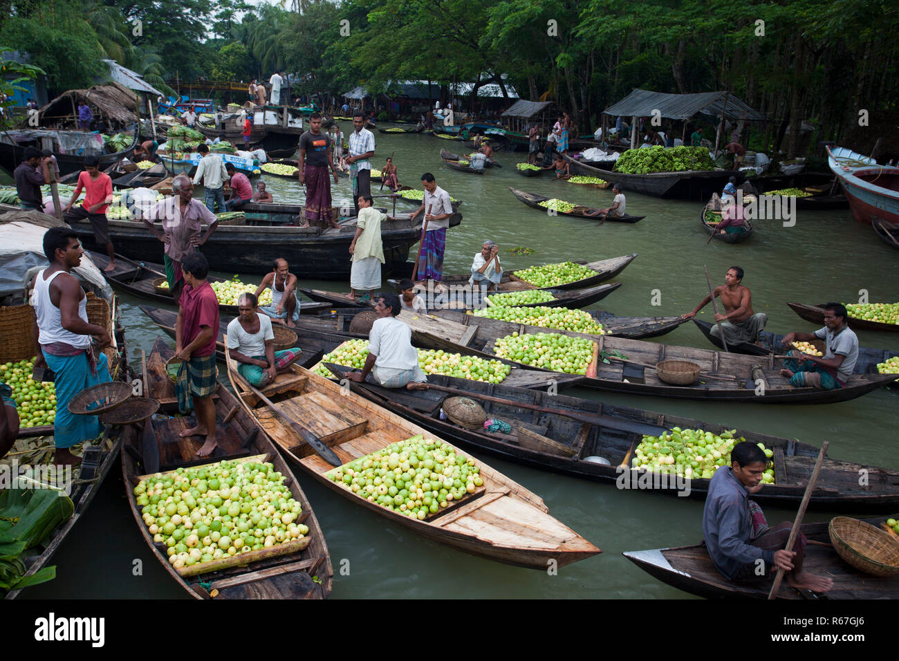 Kirtipasha Bhimruli le canal par village, à 15 km de Jhalakathi, district accueille un marché flottant tout au long de l'année qui est bondé pendant cette Banque D'Images