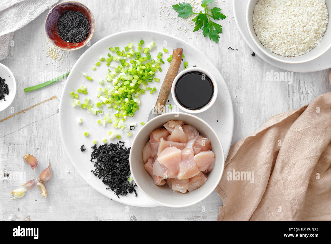 Ingrédients de base pour cuisiner la viande de poulet avec bol de zone de vue de dessus Banque D'Images