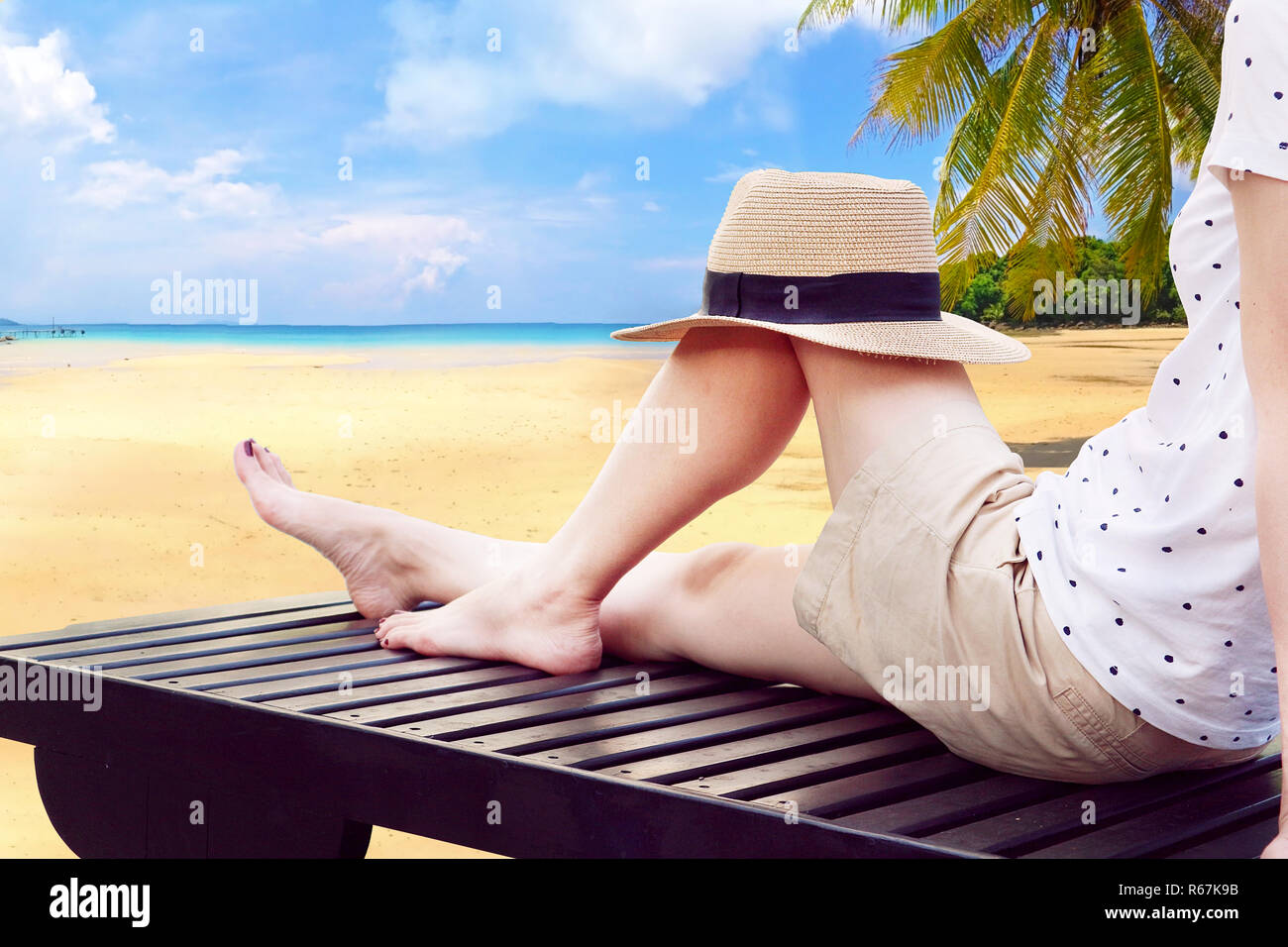 Woman relax sur chaise avec ciel bleu et la mer en arrière-plan Banque D'Images