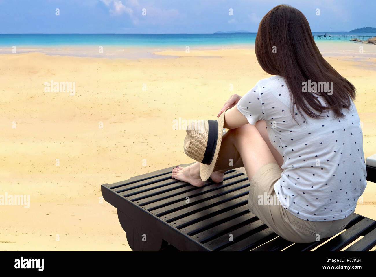 Femme s'asseoir seul sur la plage Banque D'Images