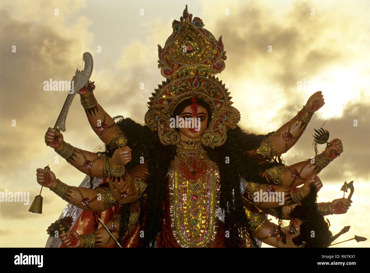 La Déesse Durga Pooja au cours des neuf jours d'immersion de Navaratri Festival, retour de la lumière du soleil Ciel à Juhu Beach, Bombay Mumbai, Maharashtra, Inde Banque D'Images