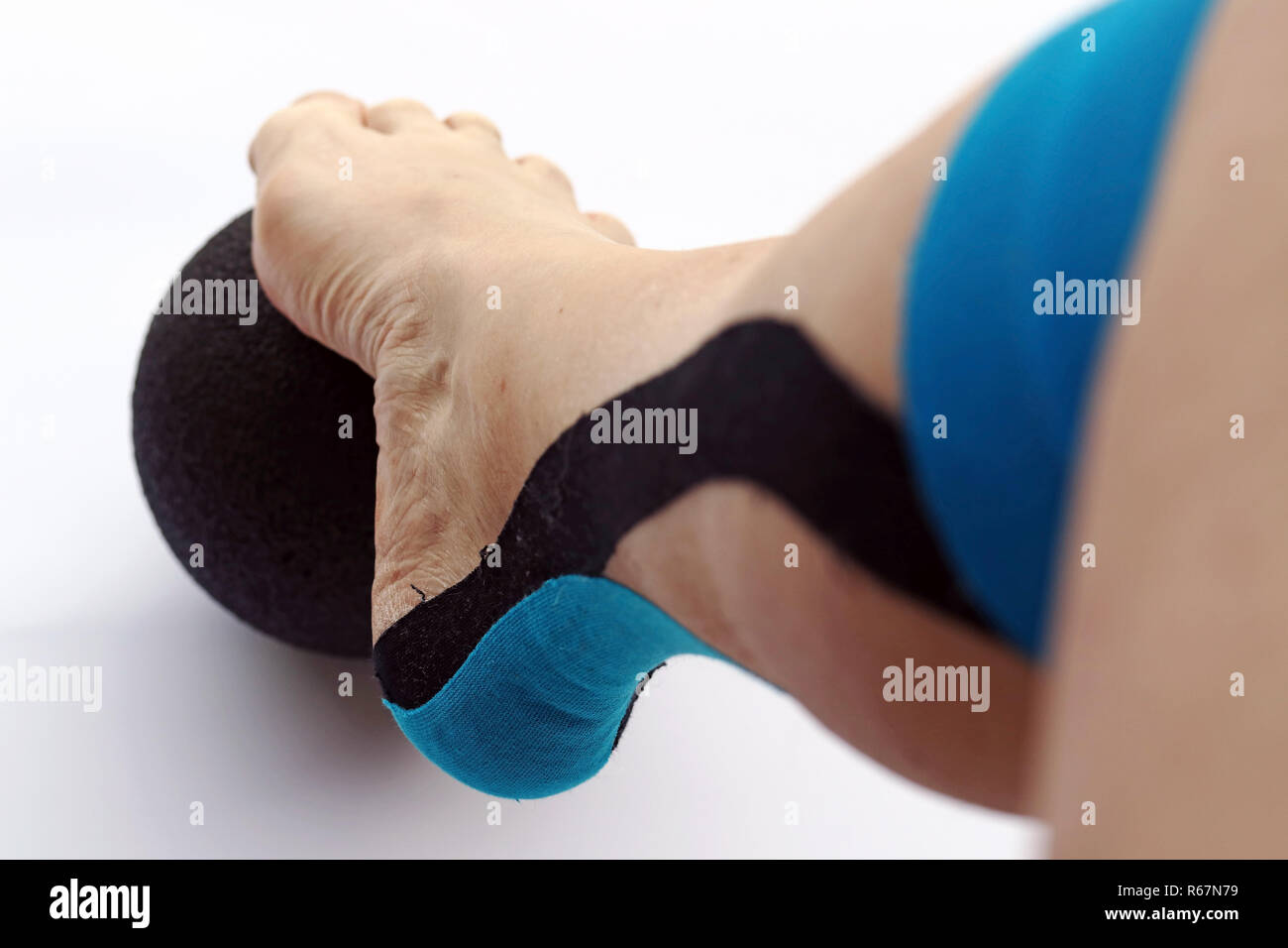 Une femme avec un bandage sur la jambe de bandes n'exercices de mouvement. kinesio tape sur la jambe. bande de pavage en médecine du sport Banque D'Images