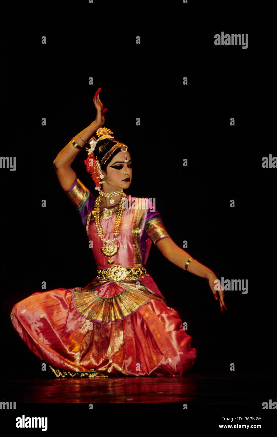 Woman performing kuchipudi danse classique indienne, le Madhya Pradesh, en Inde, PAS DE MR Banque D'Images