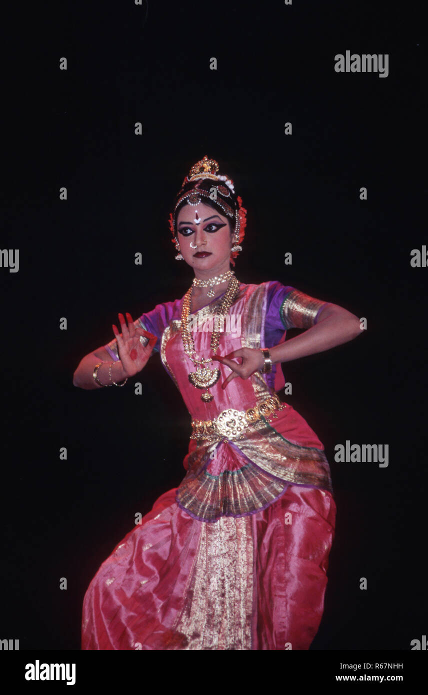 Woman performing kuchipudi danse classique indienne, de l'Andhra Pradesh, Inde, M. Banque D'Images