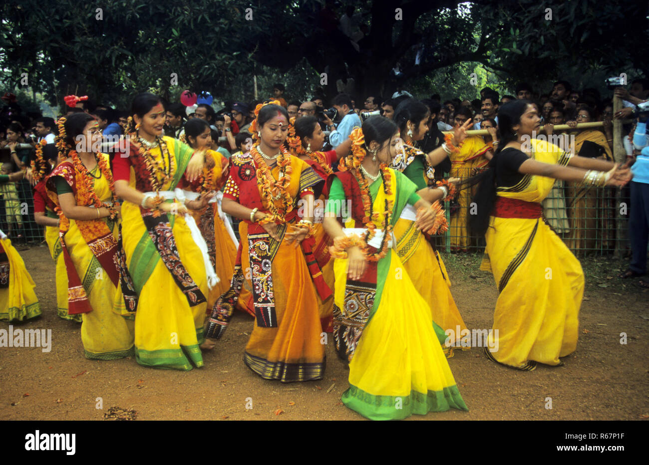 Les femmes de danse au festival du printemps, Bengale occidental, Inde Banque D'Images