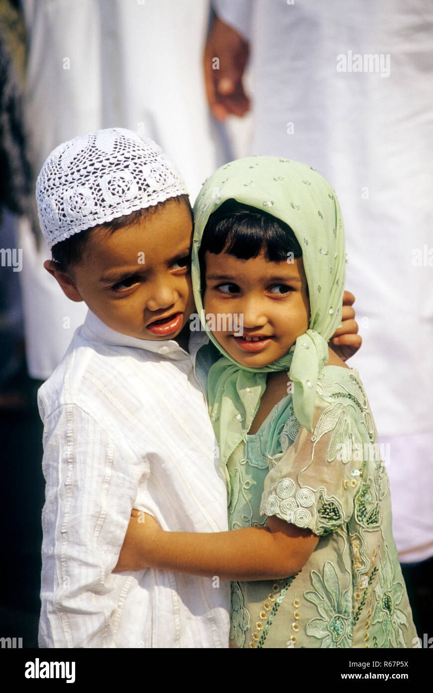 Boy and Girl hugging on Ramzan Id Occasion, de l'Inde PAS DE MR Banque D'Images