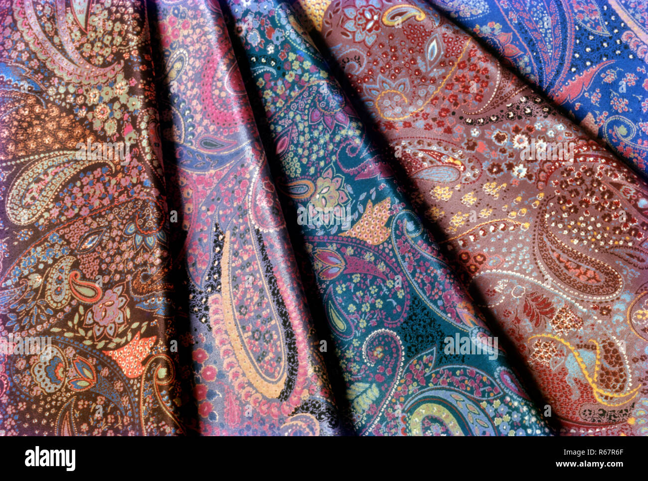 Dessins textiles imprimés sur des tissus de soie , Inde , Banque D'Images