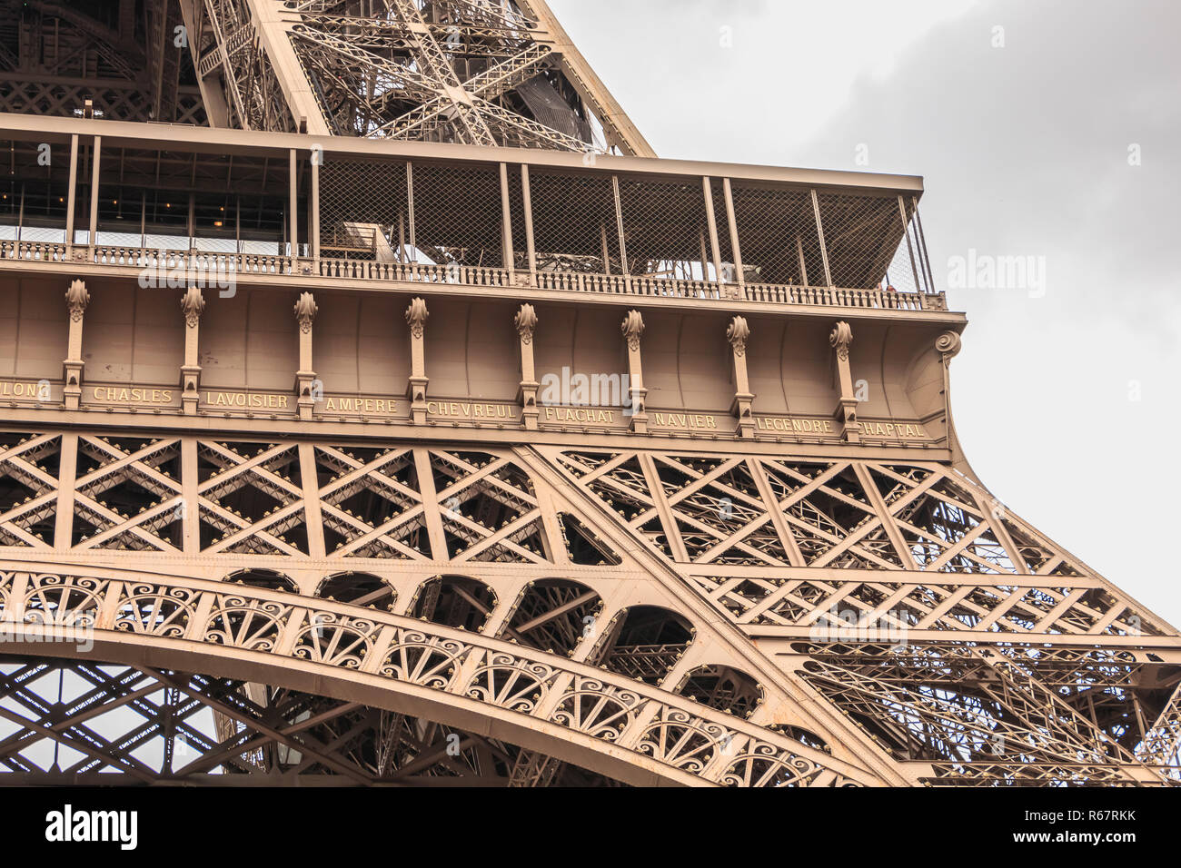 Détail architectural de la Tour Eiffel à Paris Banque D'Images