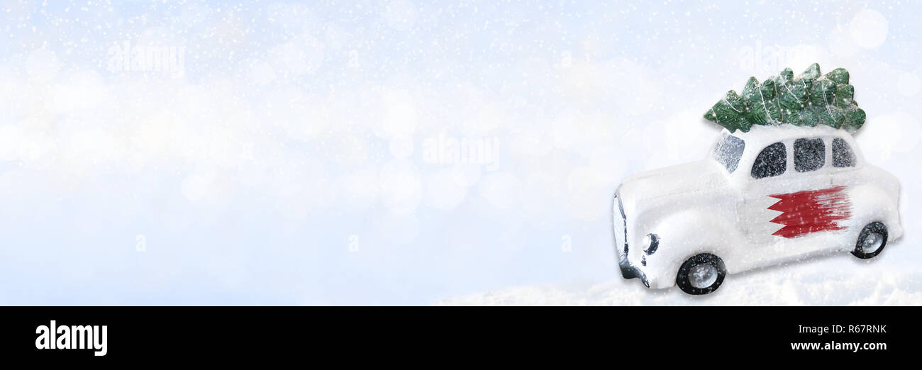 Un Noël blanc miniature voiture avec un drapeau de Bahreïn. Concept de nouvel an ou Noël avec place pour votre texte. Banque D'Images
