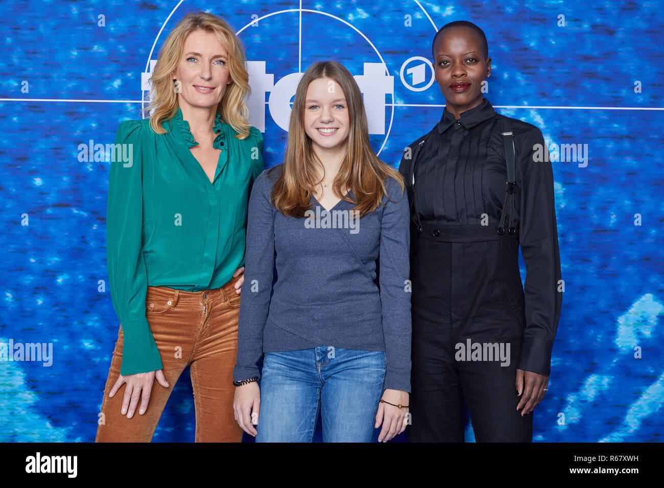Hambourg, Allemagne. 06Th Nov, 2018. Les actrices Maria Furtwängler (l-r), Lilly Barshy et Florence Kasumba, sont debout devant un mur logo lors d'une séance photo NDR de la nouvelle "Tatort" équipe. La scène du crime comme 'nature' verschwundene sera diffusé sur ARD sur 03.2.2019. Credit : Georg Wendt/dpa/Alamy Live News Banque D'Images