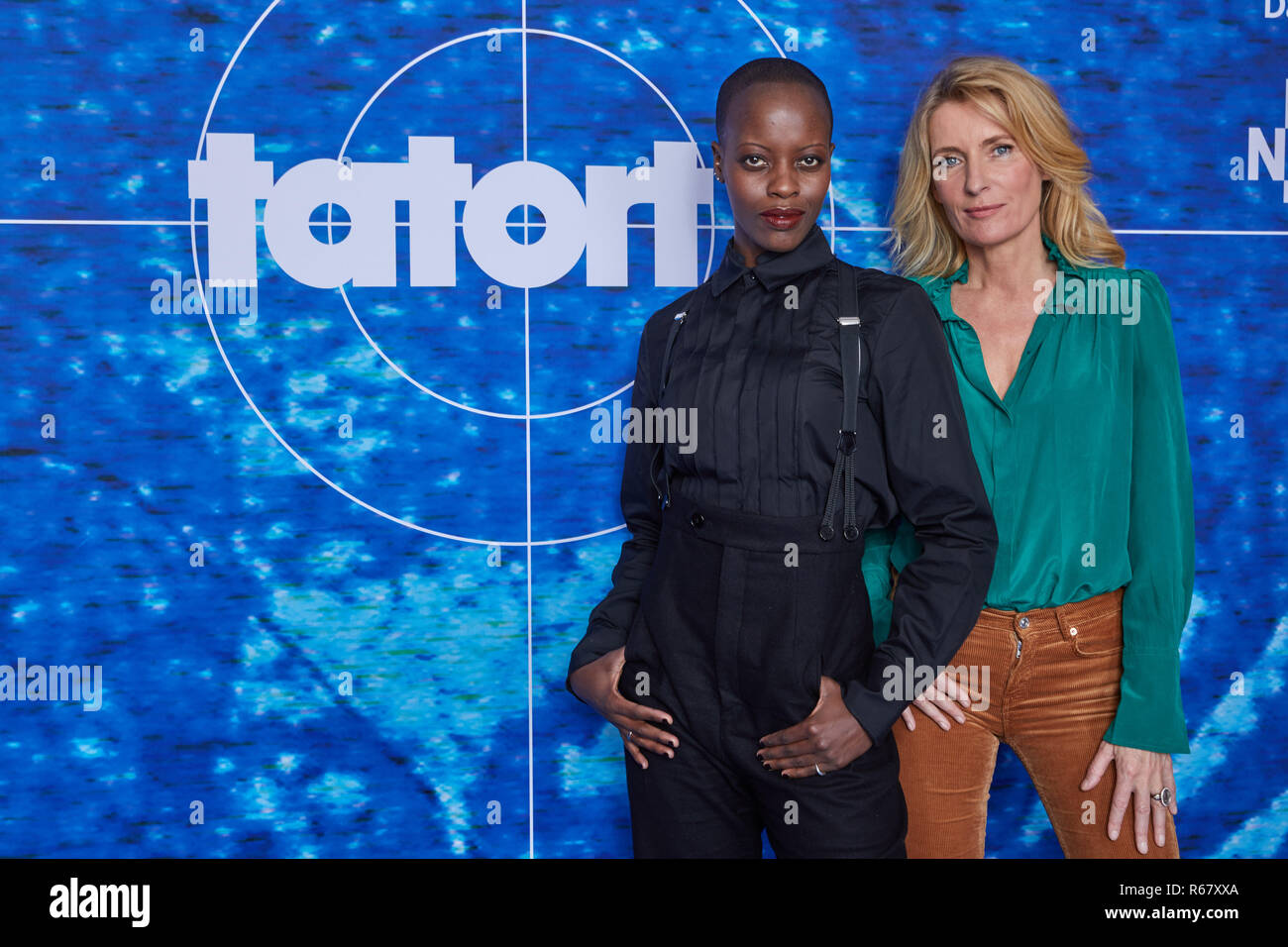 Hambourg, Allemagne. 06Th Nov, 2018. Les actrices Florence Kasumba (l) et Maria Furtwängler sont debout devant un mur logo lors d'une séance photo NDR de la nouvelle "Tatort" équipe. La scène du crime comme 'nature' verschwundene sera diffusé sur ARD sur 03.2.2019. Credit : Georg Wendt/dpa/Alamy Live News Banque D'Images