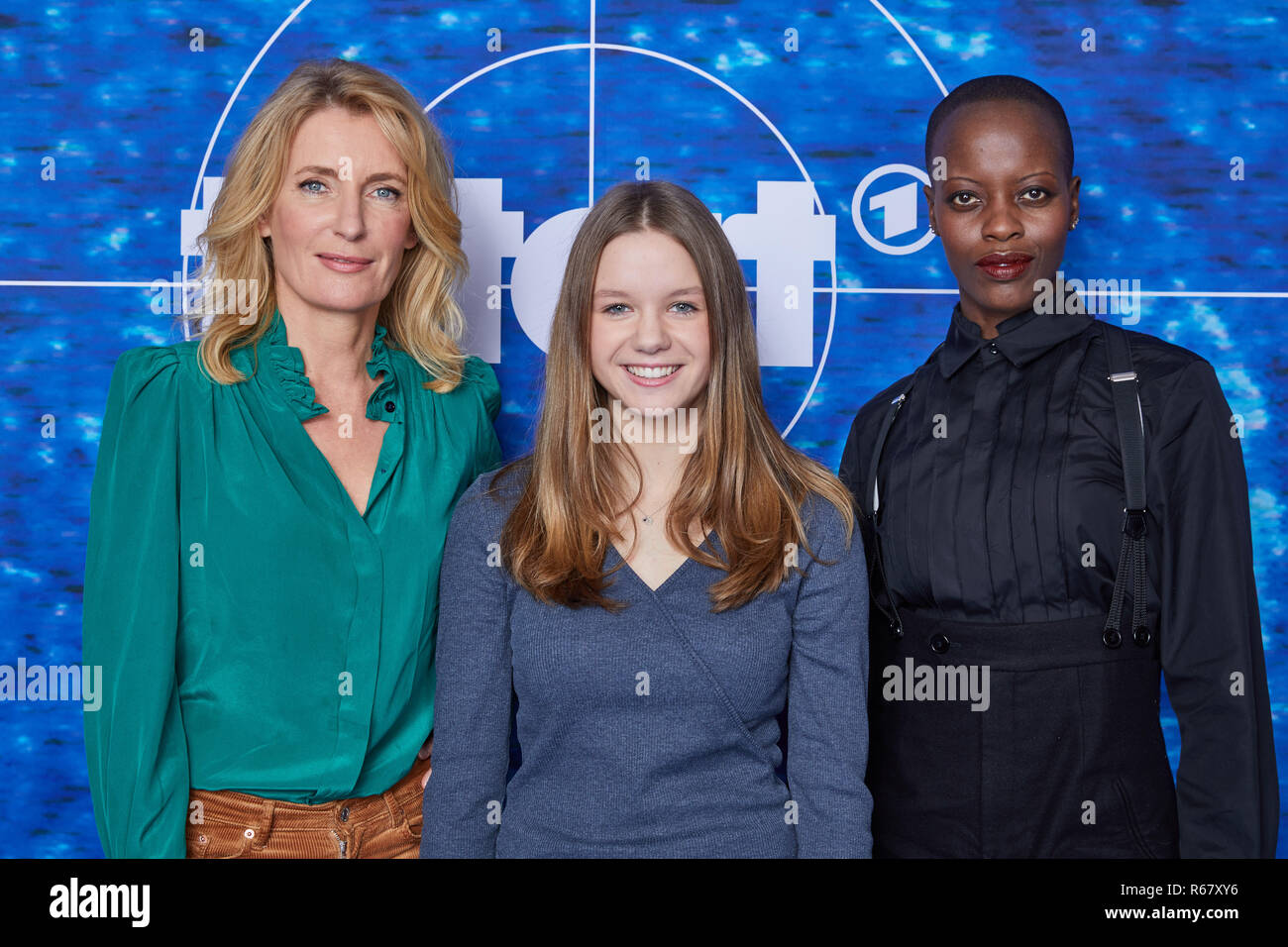 Hambourg, Allemagne. 06Th Nov, 2018. Les actrices Maria Furtwängler (l-r), Lilly Barshy et Florence Kasumba, sont debout devant un mur logo lors d'une séance photo NDR de la nouvelle "Tatort" équipe. La scène du crime comme 'nature' verschwundene sera diffusé sur ARD sur 03.2.2019. Credit : Georg Wendt/dpa/Alamy Live News Banque D'Images