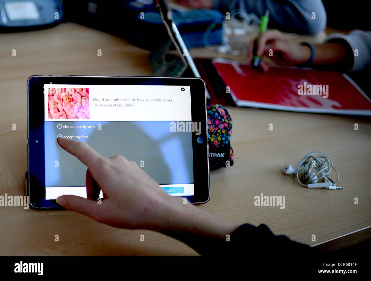 Berlin, Allemagne. 28 Nov, 2018. Les élèves au gymnase Carolinum travailler avec un iPad en cours d'anglais. (Dpa rapport "La classe numérique" sur 04.12.2018) Crédit : Britta Pedersen/dpa-Zentralbild/dpa/Alamy Live News Banque D'Images